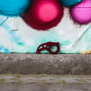 Kolorowy mur i taśma samoprzylepna na chodniku.