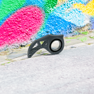 Czarny uchwyt na tle kolorowego graffiti