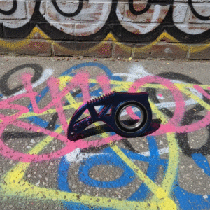 Metalowy przedmiot na kolorowym tle graffiti.